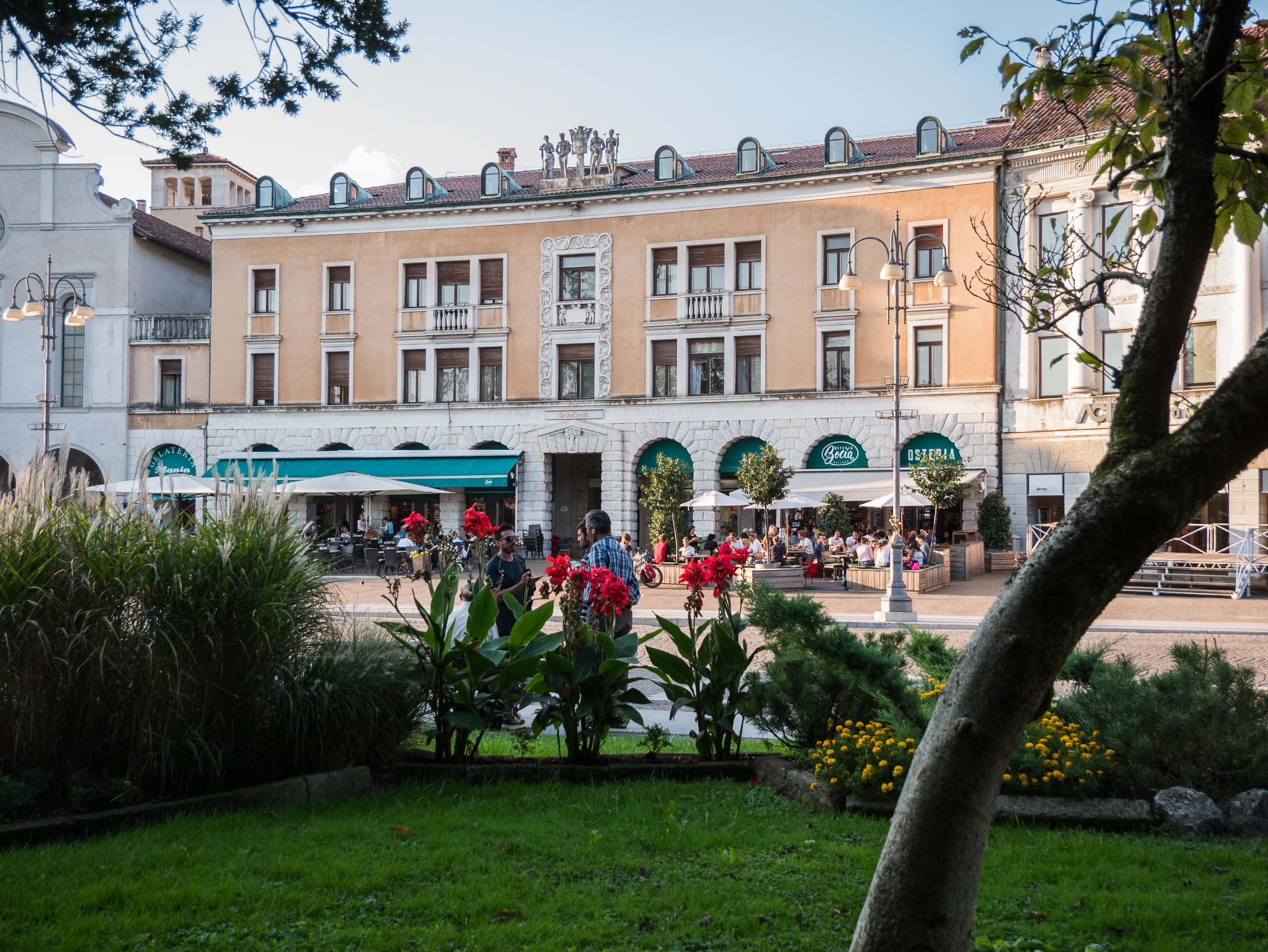 Blick aus dem Park auf die Piazza dei Martiri in Belluno